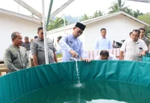Gus Irawan Serahkan Bantuan Kolam Bundar, Bibit Lele dan Pakan Ikan
