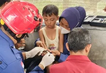 Damkar Tanjungbalai Evakuasi Jari Bocah yang Tersangkut di Kunci Jendela