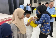 Puluhan Siswa SD di Tanjungbalai Terima Bantuan Seragam Sekolah