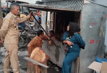Camat TBS Imbau Masyarakat dan Pedagang Kosongkan Trotoar serta Bahu Jalan Sutomo