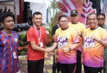 Bupati dan Wakil Bupati Karo Serahkan Penghargaan kepada Juara Fun Run FBB 2026