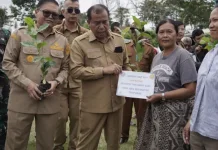 Bupati Karo Serahkan 1,2 Juta Benih Kopi Arabika untuk 259 Kelompok Tani