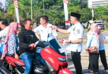 Pemkab Labuhanbatu Bagikan 300 Bendera Merah Putih Gratis ke Pengguna Jalan