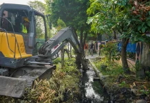 Gotong Royong Bersihkan Parit Tersumbat, Pemko Medan Turunkan Alat Berat