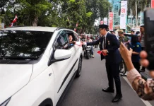 Kibarkan Semangat Kemerdekaan, Wali Ktota Medan Bagikan Bendera kepada Warga
