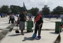 Petugas Kebersihan Tetap Jaga Kebersihan di tengah Meriahnya Pawai HUT ke-81 RI