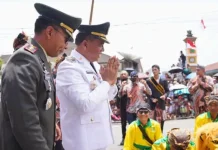Bupati Karo Terima Pawai Defile SMP dan SMA dalam Rangka HUT ke-81 RI