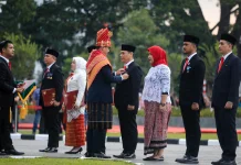 Penurunan Bendera HUT ke-81 RI, Rico Waas Serahkan Satyalancana