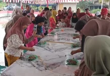Keseruan Emak-Emak Ikuti Lomba Kupas Kerang Dara dengan Satu Tangan