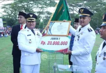 Upacara Penurunan Bendera Berjalan Sukses, Pemkab Serahkan Penghargaan