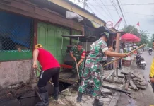 Babinsa Koramil 09 TB Bersama Warga Gotong Royong