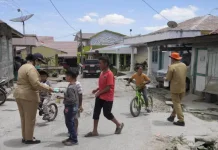 Pemkab Karo Bagikan Masker untuk Masyarakat Terdampak Abu Vulkanik di 4 Kecamatan