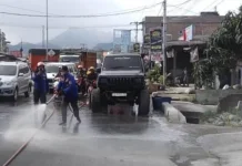 Pemkab Karo Lakukan Penyiraman Jalan Terdampak Abu Vulkanik Erupsi Sinabung