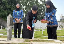 Kenang Jasa Pahlawan pada HUT ke-81, RRI Medan Ziarah ke Makam Pahlawan Lili Suhairi