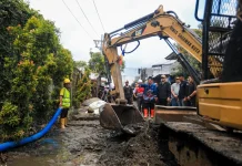 Rico Waas Datangi Medan Marelan, Gotong Royong Benahi Drainase