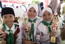 Tiga Pelajar SD IT Aisyah Maksum Raih Juara Lomba Puisi PMI