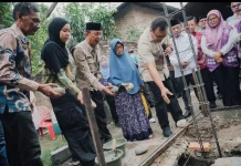 Baznas Bedah Rumah Warga dari Zakat ASN, Bupati Letakkan Batu Pertama