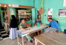 Babinsa Koramil 07/Salak Bangun Komunikasi dan Pantau Wilayah