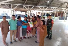 Babinsa Monitoring Penyaluran Bibit Jagung di Desa Palding