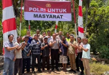 Jembatan Rusak akibat Bencana, Polsek Batangtoru Bantu Warga Aek Rambangan