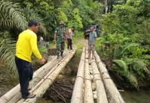 Babinsa dan Warga Bersihkan Lokasi Jembatan Garuda