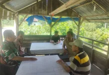 Komunikasi dengan Tokoh Masyarakat, Babinsa Perkuat Binter di Desa Lumban To