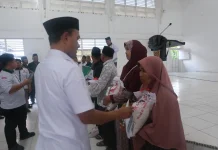 Wali Kota Tanjungbalai Salurkan Zakat kepada Ratusan Mustahik
