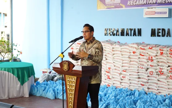 Rico Waas Serahkan 1.000 Paket Sembako, Ajak Warga Berbagi di Ramadan
