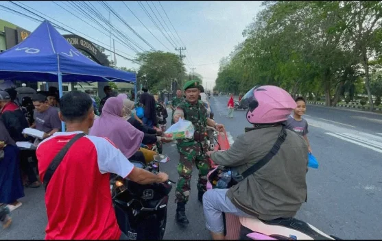 Kodim 0208 Asahan Berbagi Takjil kepada Masyarakat
