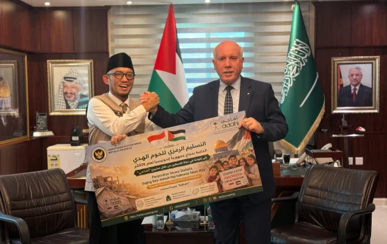 Wamenhaj Serahkan Simbolis Daging Dam Jemaah Indonesia untuk Palestina