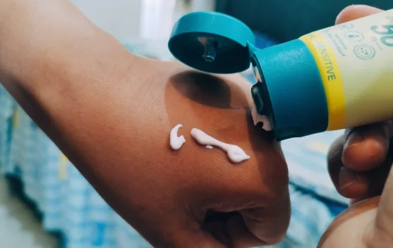 Ketahui Perbedaan Sunscreen dan Sunblock yang Sama-sama Berfungsi Lindungi Kulit