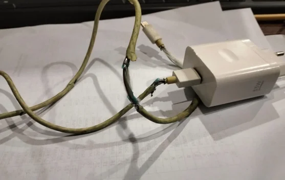 Waspada, Kabel Charger yang Terkelupas Berisiko Sebabkan Sengatan Listrik
