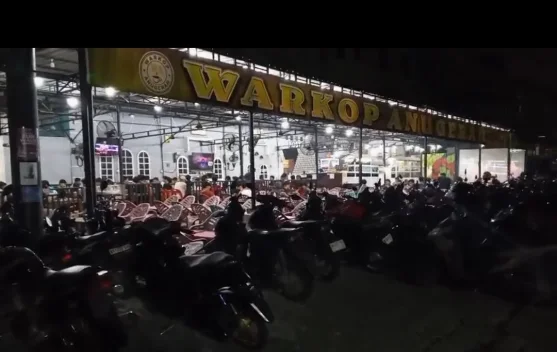 Penjaga Parkir Warkop Raup 150 Ribu Setiap Pertandingan Mulai Malam