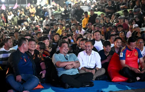 Bobby Nasution Bersama Ribuan Masyarakat Nias Nikmati Serunya Final Piala Dunia