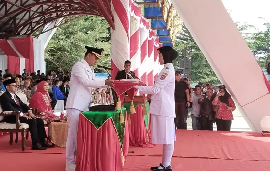 Syakila Budi Duta Tambunan Jadi Pembawa Baki HUT Ke-81 RI di Tanjungbalai