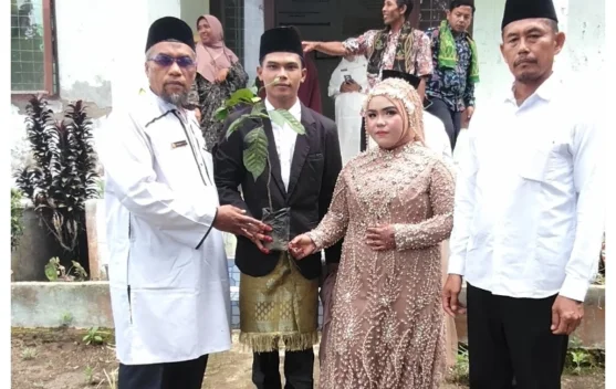 Peduli Lingkungan, KUA STU Jehe Ajak Calon Pengantin Tanam Pohon