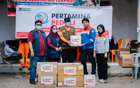 Pertamina Patra Niaga Sumbagut Salurkan Bantuan Penanggulangan Asap Kerumutan