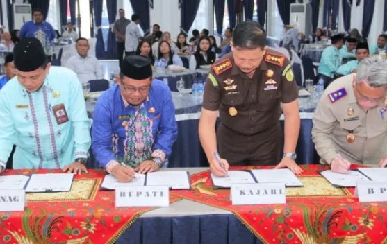 Wabup Labuhanbatu Teken Kerjasama Percepatan Sertifikasi Tanah Wakaf