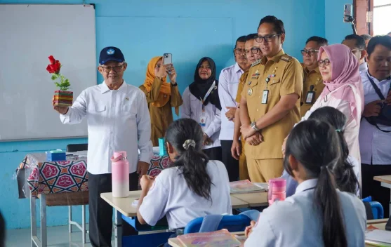 Mendikdasmen Tinjau SMPN 16 Medan, Rico Waas Siapkan Mebelair Baru