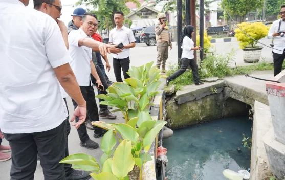 Sidak Drainase di Helvetia, Zakiyuddin Soroti Drainase Tersumbat