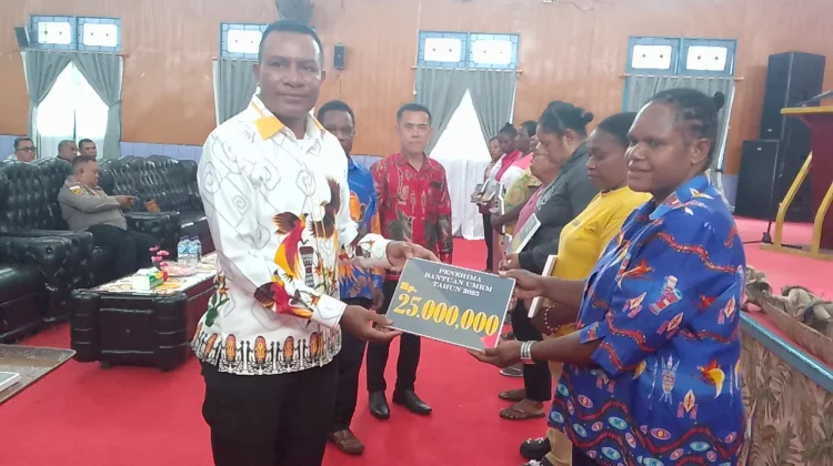 Bupati  Asmat Serahkan Bantuan Modal Usaha