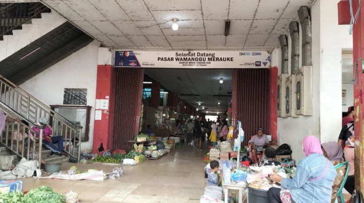 Cek Harga Ayam di Pasar Wamanggu Merauke