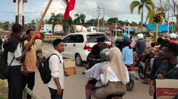 GMNI Merauke Bagi Takjil