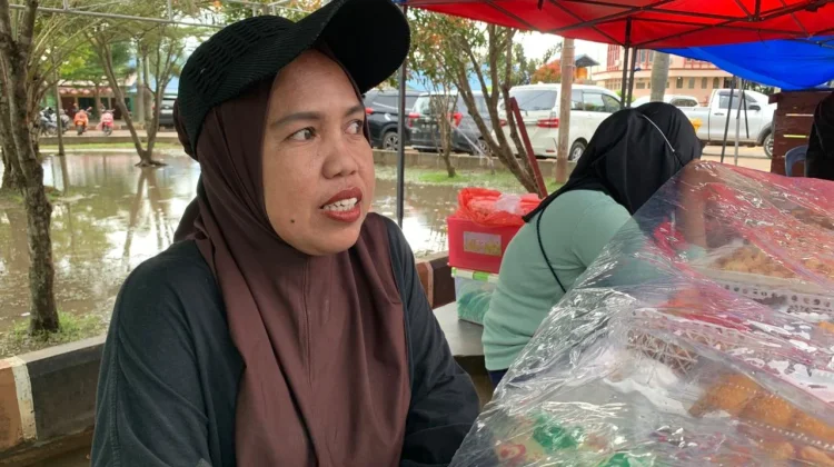 Pedagang Takjil Bertahan meski Sempat Banjir