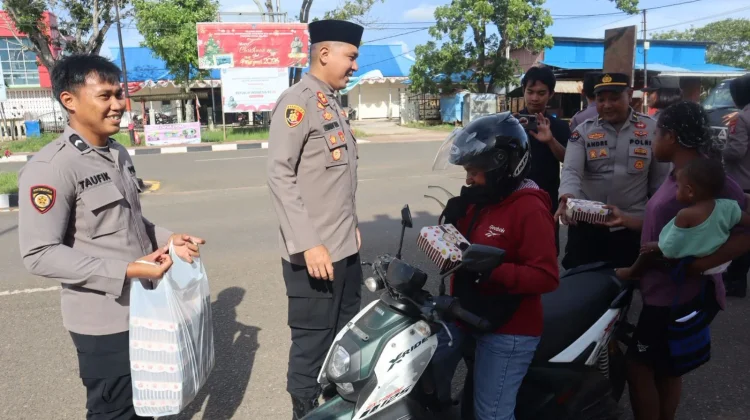 Polres Merauke Bagikan Ratusan Paket Takjil Gratis
