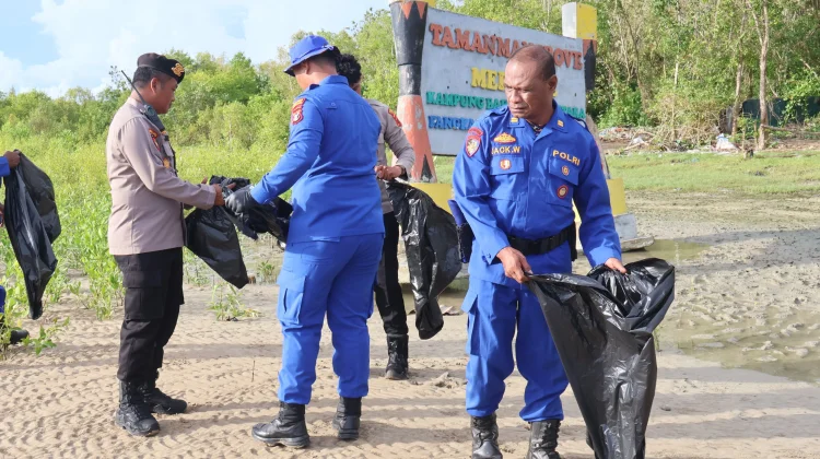 Peduli Lingkungan, Polres Merauke Bersihkan Pantai Lampu Satu