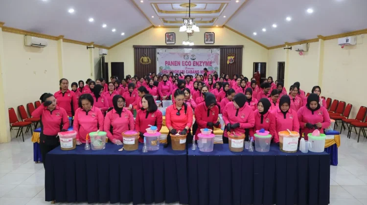 Bhayangkari Cabang Merauke Panen Ecoenzyme, Wujudkan Lingkungan Sehat