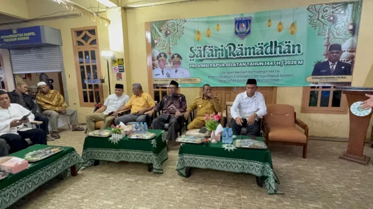 Safari Ramadan, Gubernur Apolo Bagikan Seribu Sembako