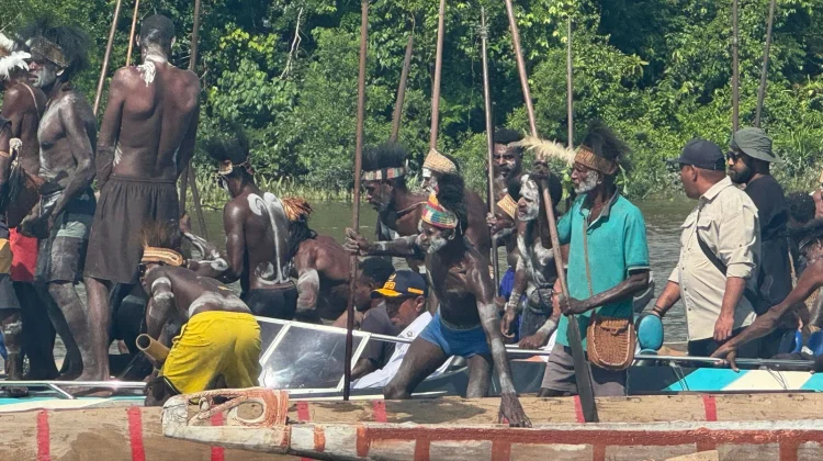 Disambut Puluhan Warga saat Gubernur tiba di Asmat