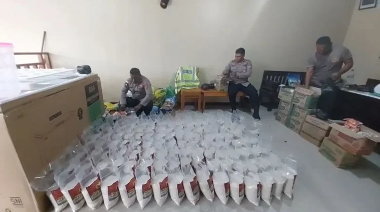 Patroli Kasih Bagikan Sembako untuk Warga Merauke